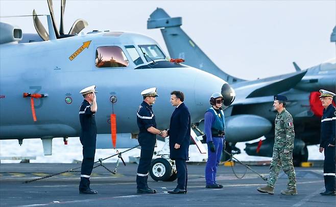 에마뉘엘 마크롱 프랑스 대통령(가운데)이 9일(현지시간) 이란의 드론 공격을 받은 지중해 키프로스 방문 중 샤를드골 항공모함을 찾아 승조원과 인사하고 있다. (해당 기사와 연관없음) AP연합뉴스