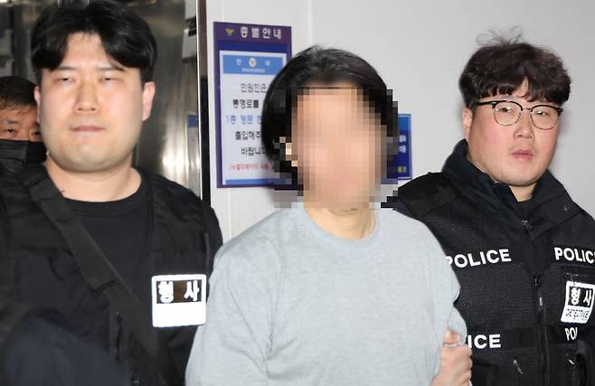 항공사 기장을 흉기로 살해한 50대 김모씨가 20일 부산 부산진경찰서에서 구속 전 피의자 심문(영장실질심사)에 출석하기 위해 이동하고 있다. /사진=연합뉴스