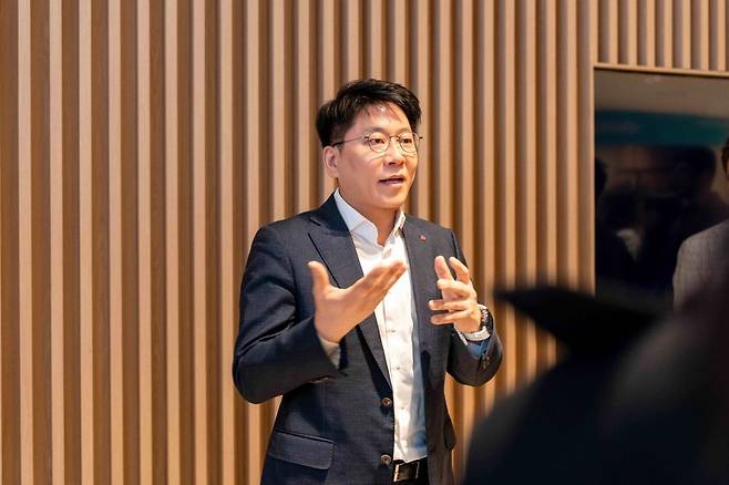 LG에너지솔루션 CEO 김동명 사장이 서울 여의도 LG트윈타워에서 열린 '제6기 정기주주총회'에서 질의에 답변하고 있다. 사진=LG에너지솔루션