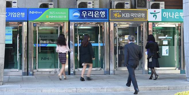 서울시내에 설치된 은행별 ATM기 앞을 시민들이 지나고 있다. 사진=김범준 한국경제신문 기자