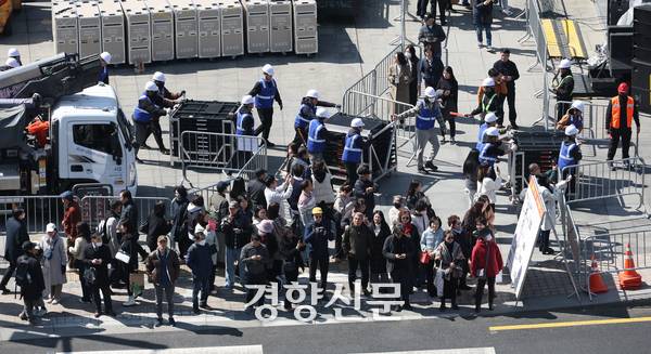 그룹 방탄소년단(BTS)의 광화문 공연을 앞둔 19일 서울 종로구 광화문광장에서 시민들이 공연장 사이로 마련된 통로를 오가고 있다. 권도현 기자