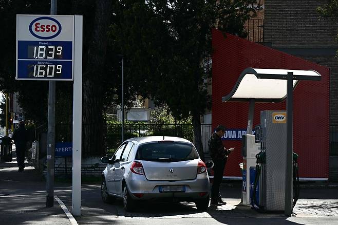 19일(현지시간) 이탈리아 로마의 한 주유소 모습. 이탈리아 정부는 미국·이스라엘과 이란 간 전쟁으로 에너지 가격이 급등하자 전날 연료 가격을 인하하는 조치에 나섰다. AFP연합뉴스
