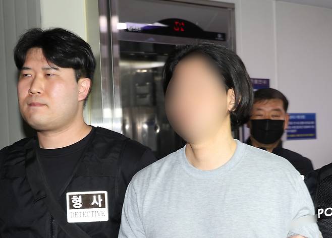 항공사 기장을 흉기로 살해한 50대 김모씨가 20일 부산 부산진경찰서에서 구속 전 피의자 심문(영장실질심사)에 출석하기 위해 이동하고 있다. 연합뉴스