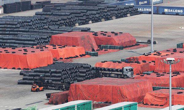 경기 평택항에 철강 제품이 쌓여 있는 모습. 사진은 기사 내용과 직접적인 관련이 없음. 연합뉴스