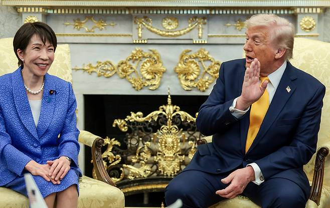 U.S. President Donald Trump, right, meets with Japanese Prime Minister Sanae Takaichi in the Oval Office at the White House in Washington on March 19. [REUTERS/YONHAP]