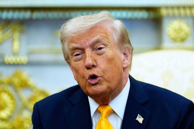 U.S. President Donald Trump speaks during a meeting with Japanese Prime Minister Sanae Takaichi in the Oval Office at the White House in Washington, on Marh 19. [AP/YONHAP]