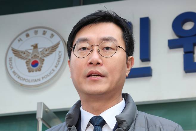 장경태 더불어민주당 의원이 지난해 12월2일 서울경찰청 민원실을 방문한 뒤 나와 입장을 설명하고 있다. 연합뉴스