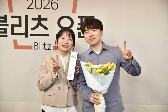 프로기사 부부인 김채영 9단(왼쪽)이 남편 박하민 9단과 함께 포즈를 취했다. 한국기원 제공