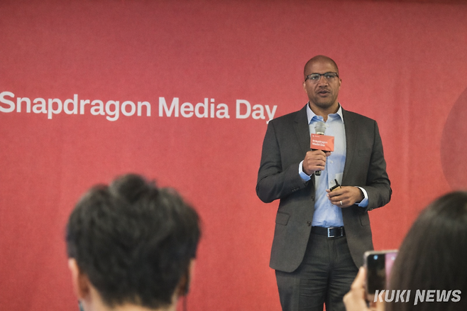 크리스 패트릭 퀄컴 수석 부사장 겸 모바일 핸드셋 부문 본부장이 20일 서울 서초구 JW메리어트 호텔에서 열린 기자간담회에 참석해 스냅드래곤 엘리트 모바일 플랫폼에 대해 발표하고 있다. 이혜민 기자