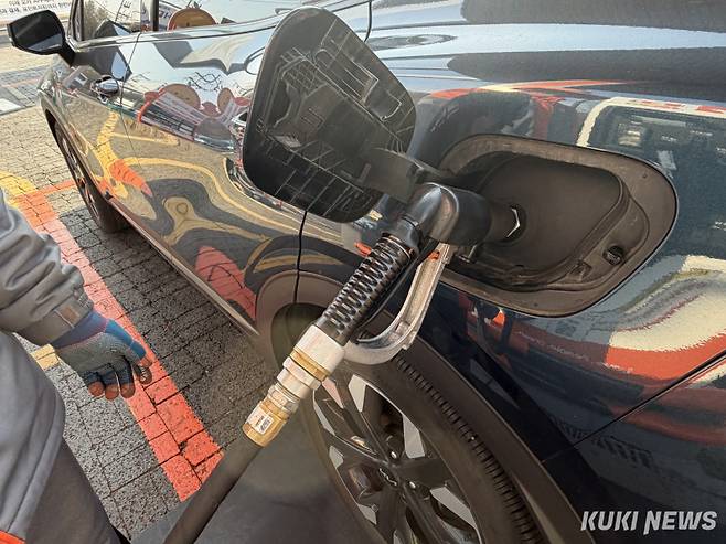 기자도 LPG 차량을 몰고 충전소를 방문해 직접 충전에 나섰다. 송민재 기자