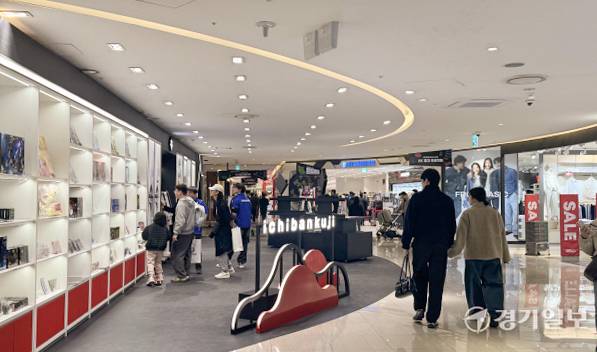 20일 AK플라자 수원점 5층 리뉴얼 오픈한 ‘이치방쿠지’ 매장 앞을 시민들이 지나가고 있다. AK플라자 수원점은 이날 ‘AK 홍대 프로젝트’ 리뉴얼을 통해 건담베이스와 이치방쿠지를 새단장하고, 가샤폰 스트리트를 새롭게 문 열었다. 김소현기자