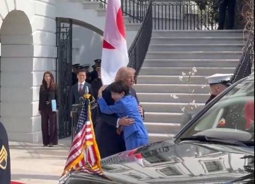 포옹하는 도널드 트럼프 미국 대통령과 다카이치 사나에 일본 총리. [연합뉴스]