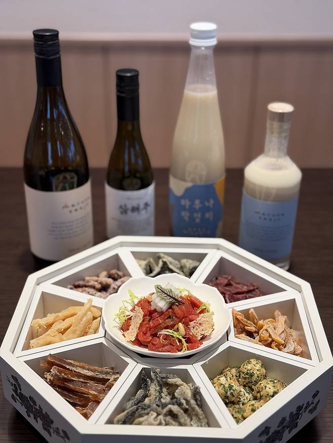 THE 22 남대문 베이커리&바의 대표 메뉴 ‘남대문 주안상’ / 사진=권효정 여행+ 기자