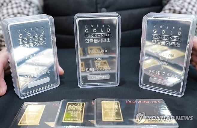 서울 종로구의 금거래소에서 직원이 실버바를 들어보이는 모습. [연합뉴스]