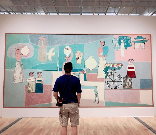 2021년 RM이 국립현대미술관에서 전시된 김환기의 ‘여인들과 항아리’ 앞에 선 모습. <BTS 공식 X 캡처>