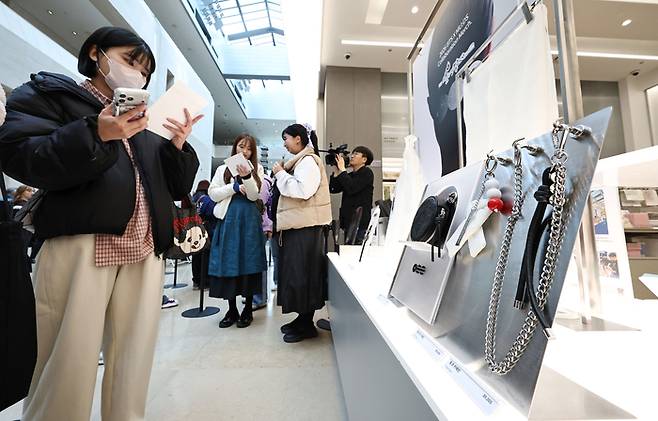 20일 서울 용산구 국립중앙박물관 상품전시관에서 팬들이 국립박물관문화재단과 하이브가 그룹 방탄소년단(BTS)의 정규 5집 ‘아리랑’(ARIRANG) 컴백을 기념해 출시한 협업상품을 고르고 있다. [연합뉴스]