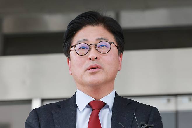 김종혁 전 국민의힘 최고위원이 지난달 26일 서울 양천구 서울남부지방법원에서 열린 당 중앙윤리위원회의 탈당 권유 처분 효력 정지 가처분 신청 사건 심문 기일에 출석한 뒤 입장을 밝히고 있다. [연합뉴스]