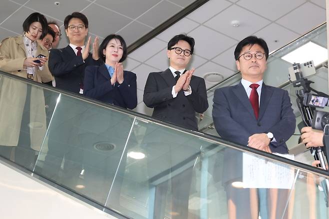 20일 국회 소통관에서 열린 김종혁 전 국민의힘 최고위원의 중앙윤리위 징계에 대한 법원의 효력정지 가처분 인용 결정 관련 기자회견을 마친 뒤 한동훈 전 대표와 배현진 의원, 한지아 의원 등이 이동하고 있다. [연합뉴스]