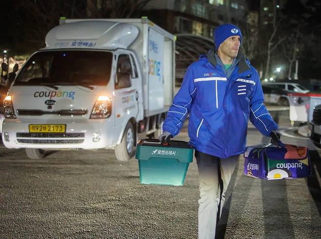 로저스 대표가 프레시백을 들고 배송업무를 하고 있는 모습. <자료 = 쿠팡>