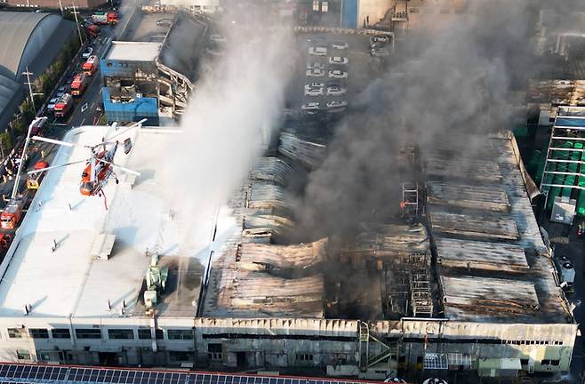 20일 오후 대전 대덕구 문평동 한 자동차부품 제조 공장에서 불이나 소방 당국이 진화에 나서고 있다.[연합뉴스]