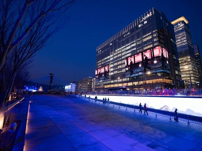 20일 오후 광화문광장 인근 건물 대형 옥외전광판에서 방탄소년단의 ‘워킹 영상’이 글로벌 최초 공개됐다.[서울시]