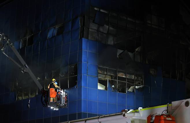 20일 오후 불이 난 대전 대덕구 문평동 한 자동차부품 제조 공장에서 소방 당국이 인명수색을 하고 있다.[연합뉴스]