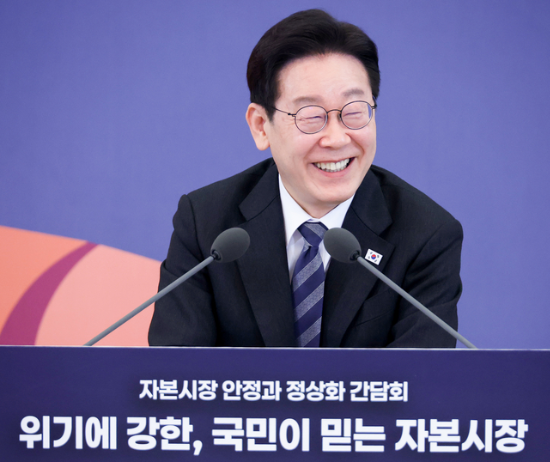 이재명 대통령이 18일 청와대에서 열린 자본시장 안정과 정상화 간담회에서 마무리 발언을 하고 있다. (사진=연합뉴스)
