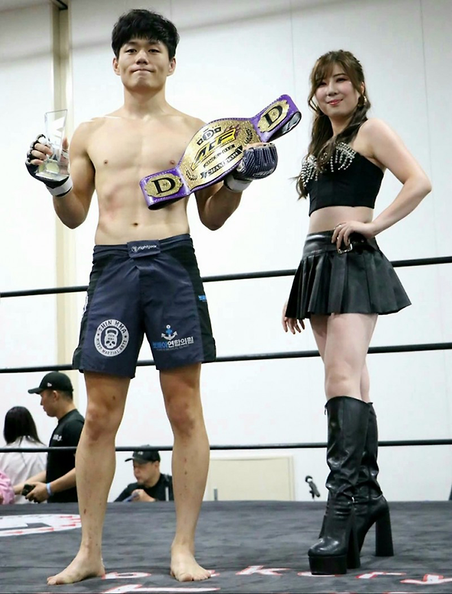 문홍범이 일본 종합격투기 프로단체 ACF 라이트급 챔피언 등극 기념 촬영을 하고 있다. 사진=뽀빠이연합의원KMMA파이터에이전시