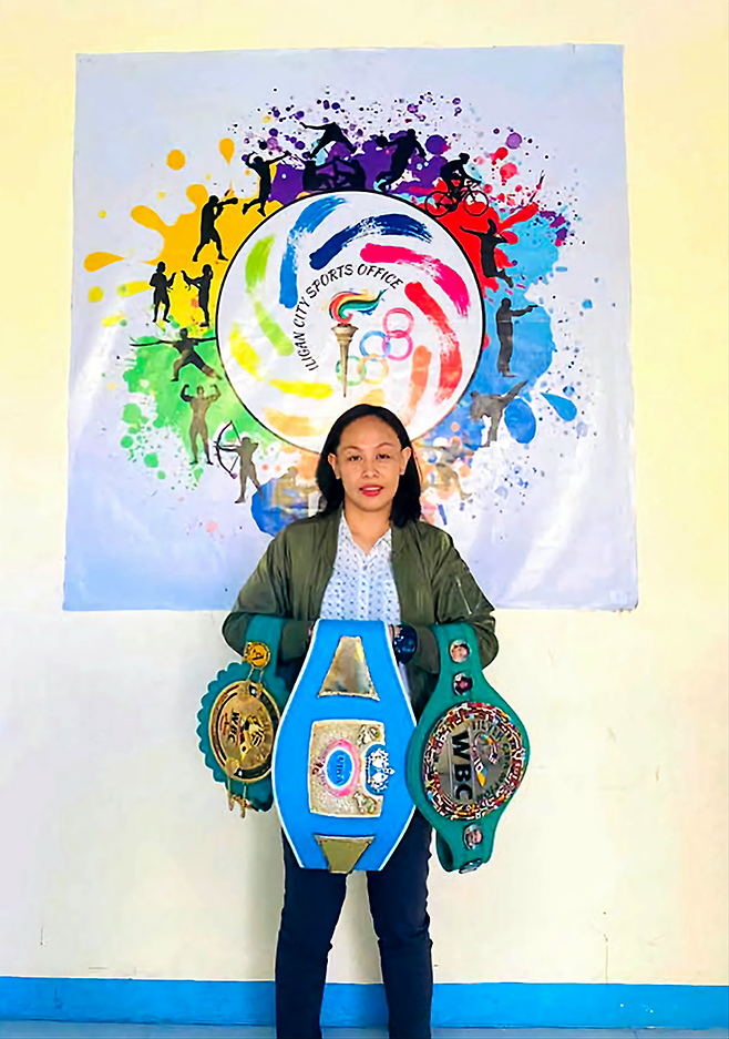 노르즈 구로가 아시아복싱평의회 아톰급 콘티넨털 챔피언, 국제여자복싱협회 아톰급 챔피언, 세계복싱평의회 아톰급 실버 챔피언 벨트와 함께 기념 촬영을 하고 있다. 사진@nor.farajane.guro.sabellina