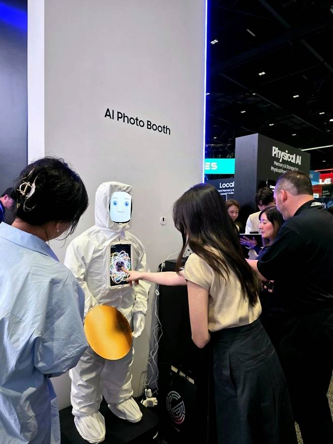 18일(현지시간) 미국 캘리포니아주 새너제이에서 열린 엔비디아 연례개발자회의 'GTC 2026'에서 삼성전자 전시부스를 방문한 관람객이 AI(인공지능) 사진변환 체험을 하고 있다./사진 제공=삼성전자