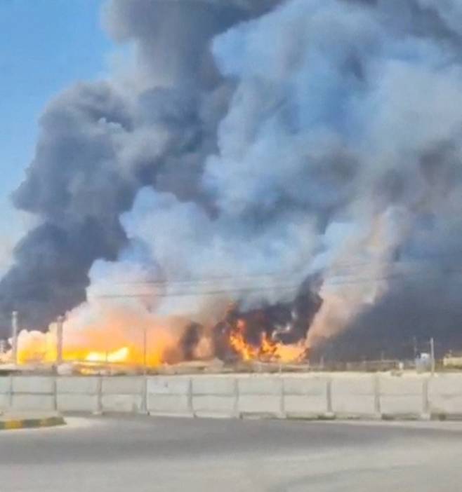 18일(현지시간) 이스라엘 공격을 받은 이란의 사우스파르스 가스전 인근에서 화염과 연기가 치솟고 있다. /사우스파르스(이란)로이터=SNS 갈무리