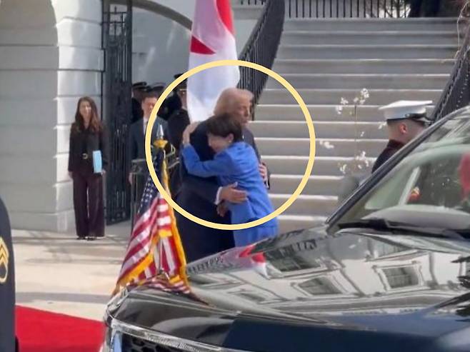 미국 백악관 SNS 담당 마고 마틴 언론보좌관이 19일(현지시간) 엑스에 올린 영상의 한 장면. 당시 다카이치 사나에 일본 총리는 도널드 트럼프 미국 대통령이 악수하려 손을 내밀자 그의 품에 와락 안겼다. /사진=엑스 갈무리