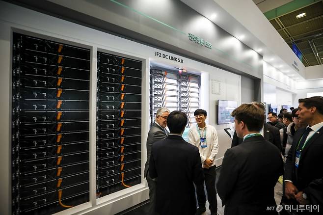 [서울=뉴시스] 정병혁 기자 = 11일 서울 강남구 코엑스에서 열린 인터배터리 2026에서 LG에너지솔루션의 전력망용 ESS가 전시되어 있다. 2026.03.11. jhope@newsis.com /사진=정병혁