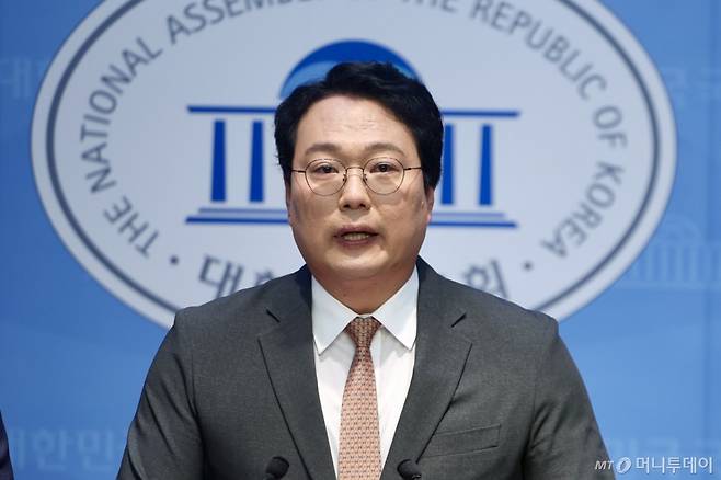 [서울=뉴시스] 김명년 기자 = 천하람 개혁신당 원내대표가 5일 오전 서울 여의도 국회 소통관에서 부동산 정책 관련 긴급 기자회견을 열고 발언하고 있다. 2025.11.05. kmn@newsis.com /사진=김명년