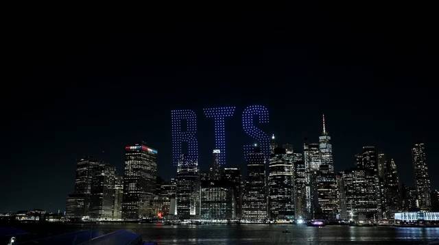 19일(현지시간) 오후 미국 뉴욕 브루클린 다리 위에서 약 15분간 새 앨범 ‘아리랑’을 소개하는 드론쇼가 열렸다. 독자 제공