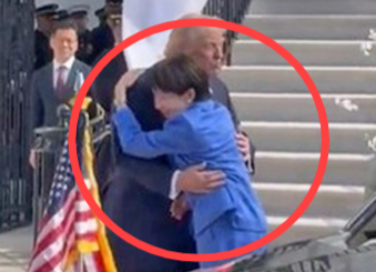 포옹하는 미일 정상. 마고 마틴 백악관 언론보좌관 엑스 영상 캡처.