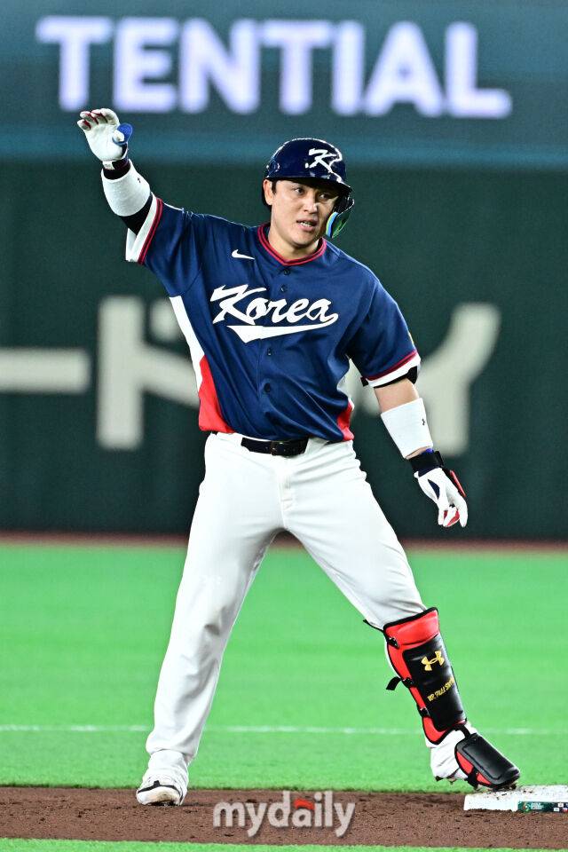 9일 일본 도쿄돔에서 열린 2026 월드 베이스볼 클래식(WBC) 조별리그 한국-호주 경기.박동원이 6회초 1사에 2루타를 친 후 기뻐하고 있다.