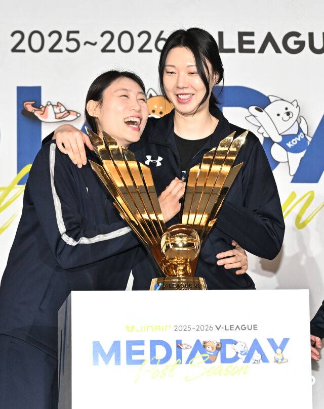 배유나(왼쪽)와 양효진./KOVO