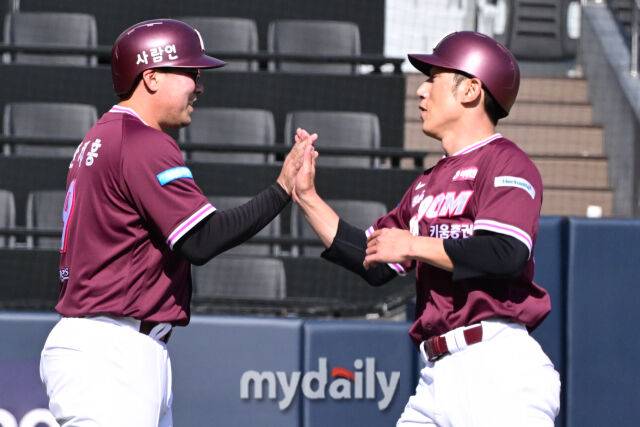 키움 서건창과 안치홍이 19일 오후 경기도 수원KT위즈파크에서 진행된 ‘2026 신한 SOL KBO리그’ 키움-KT의 시범경기 8회초 추재현의 적시타에 득점을 올린 뒤 기뻐하고 있다./수원=곽경훈 기자 kphoto@mydaily.co.kr