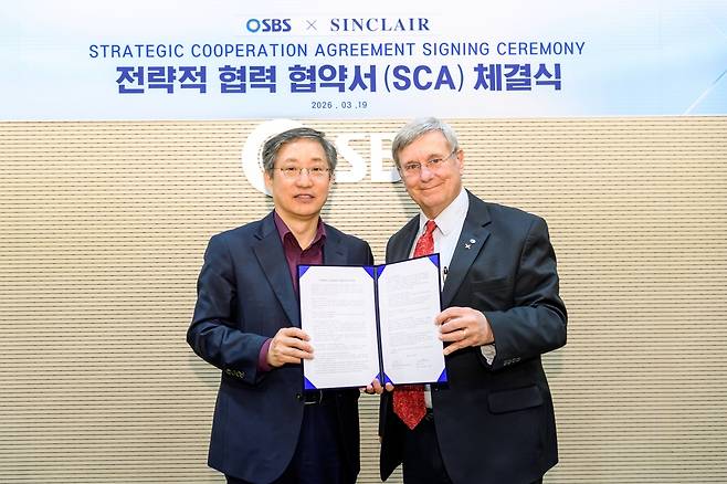 방문신 SBS 사장(왼쪽)과 델 팍스 싱클레어 기술 총괄 사장 [SBS제공]