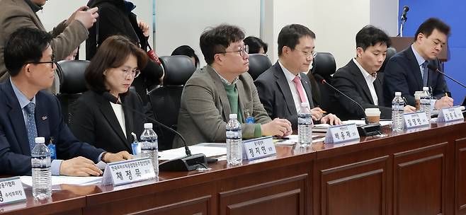 19일 국회의원회관에서 더불어민주당 을지로위원회가 연 석유화학 업계 간담회에 정종은 LG화학 상무(오른쪽부터), 김동욱 한화솔루션 상무, 김영번 롯데케미칼 상무, 배용재 여천NCC 전무가 참석해 있다. 왼쪽은 채정묵 한국프라스틱공업협동조합연합회 회장.[연합]