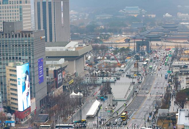그룹 방탄소년단(BTS)의 광화문 공연을 앞둔 18일 서울 광화문광장에서 공연 준비작업이 이뤄지고 있다. [연합]