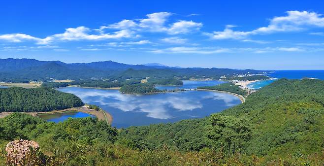 해파랑길 강원 고성 응봉에서 바라본 코리안라군 화진포 호수와 해변