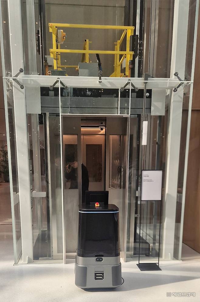 20일 서울 서초구 기아 본사에서 열린 정기 주주총회장 1층에 전시된 현대차 로보틱스랩의 ‘달이 딜리버리’. 해당 로봇은 로봇 전용 엘리베이터를 이용해 음료를 배달하는 역할을 한다. 정경수 기자