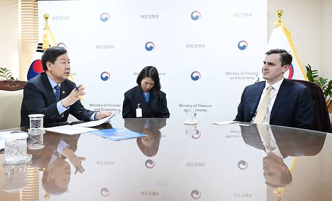 구윤철 부총리 겸 재정경제부 장관이 19일 서울 종로구 정부서울청사에서 댄 카츠 IMF 수석 부총재와 면담을 하고 있다.  [재정경제부 제공]