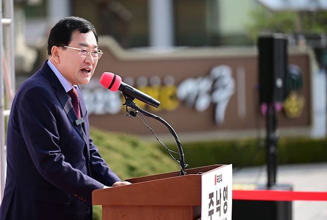 주낙영 국민의힘 경주시장 예비후보가 지난 17일 경주시청에서 3선 출마를 선언 하고 있다.[주낙영 후보 제공]