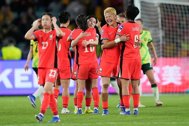 [시드니=AP/뉴시스] 한국 선수들이 8일(현지 시간) 호주 시드니 스타디움 오스트레일리아에서 열린 2026 아시아축구연맹(AFC) 여자 아시안컵 축구 조별 리그 A조 3차전 호주와 경기를 마친 후 자축하고 있다. 한국은 3-2로 앞서가던 후반 추가 시간 실점해 3-3으로 비기며 A조 1위로 8강에 올랐다. 2026.03.08.