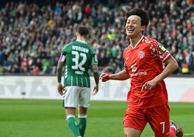 [브레멘=AP/뉴시스] 마인츠의 이재성이 15일(현지 시간) 독일 브레멘 베세르스타디온에서 열린 2025-26 분데스리가 26라운드 베르더 브레멘과 경기 팀이 1-0으로 앞선 후반 7분 추가 골을 넣은 후 기뻐하고 있다. 이재성은 리그 4호 골을 기록하며 팀의 2-0 승리를 이끌었고, 마인츠는 13위로 올라섰다. 2026.03.16.