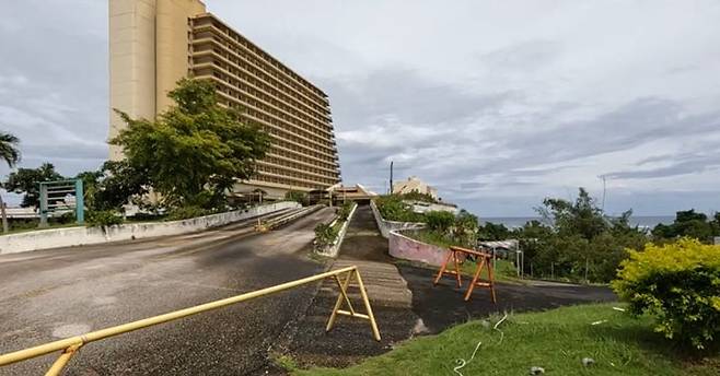 [서울=뉴시스]괌의 사실상 버려진 한 호텔.  입구는 차단돼 있고 관리 안된 풀들이 무성하다.  사진 유튜브 캡처  *재판매 및 DB 금지 *재판매 및 DB 금지