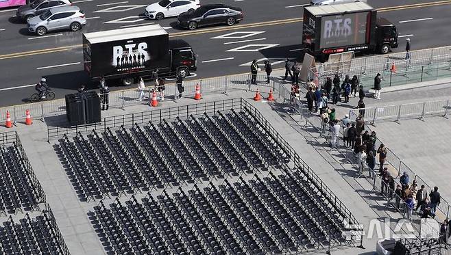 [서울=뉴시스] 조성우 기자 = 그룹 방탄소년단(BTS)의 광화문 공연을 앞둔 지난 19일 서울 광화문광장에서 공연 준비작업이 이뤄지고 있다. (공동취재) 2026.03.19. photo@newsis.com